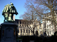 Statues des comtes d'Egmont & Hoorn, et glise Notre-Dame du  Sablon, Bruxelles