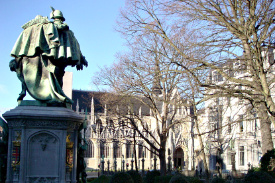 Statues of the Counts of Egmont & Hoorn on the Petit Sablon, and Our Lady of Sablon's Church, Brussels (© Eupedia.com)