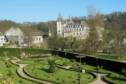 Durbuy Castle & Topiary park (© Jean-Pol GRANDMONT at nl.wikipedia - Creative Commons Attribution-Share Alike 3.0 Unported license.)
