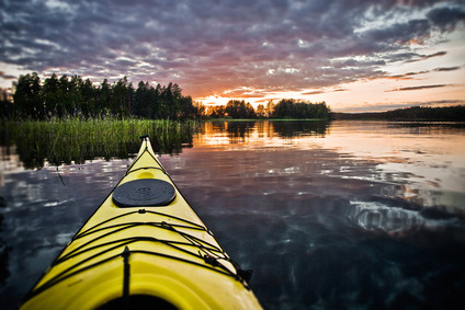 Canoeing sur un lac en Finlande (© deviantART - Fotolia.com)
