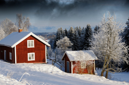 Chalets rouges typiquement suédois en hiver.